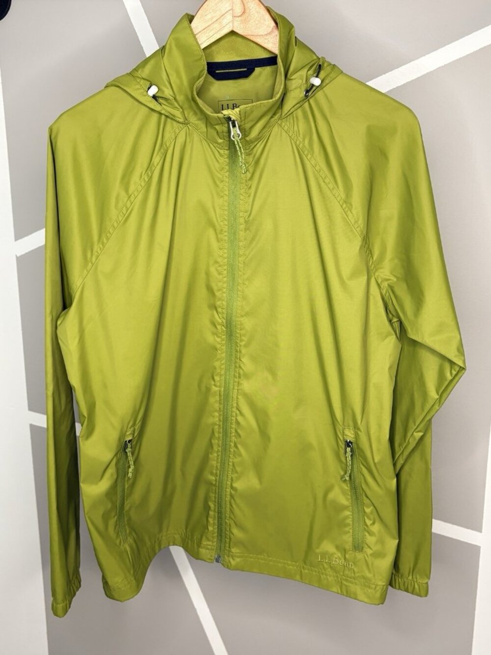 LL Bean Light Hooded Windbreaker Shell Women’s M Green Outdoor Packable